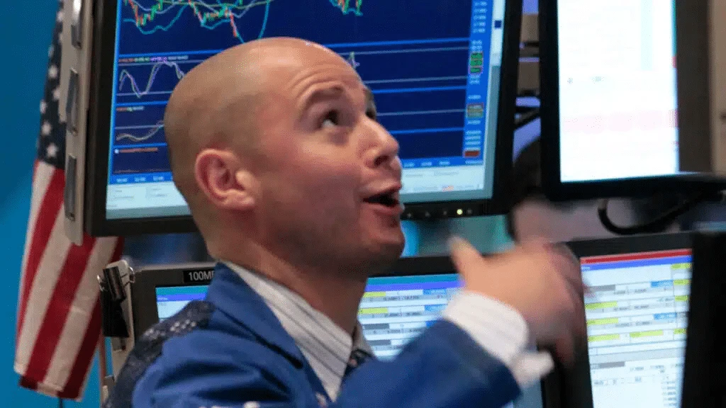 Small caps, on average, return a percentage point more than large caps in the six months after a 50-basis-point rate cut by the Fed / Photo: Reuters/Brendan McDermid