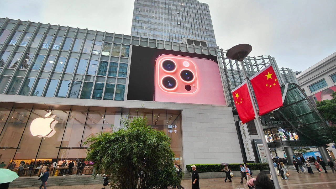 Новые iPhone 16 продаются лучше, чем смартфоны предыдущей серии от Apple в Китае год назад /  Фото: CFoto via Reuters Connect