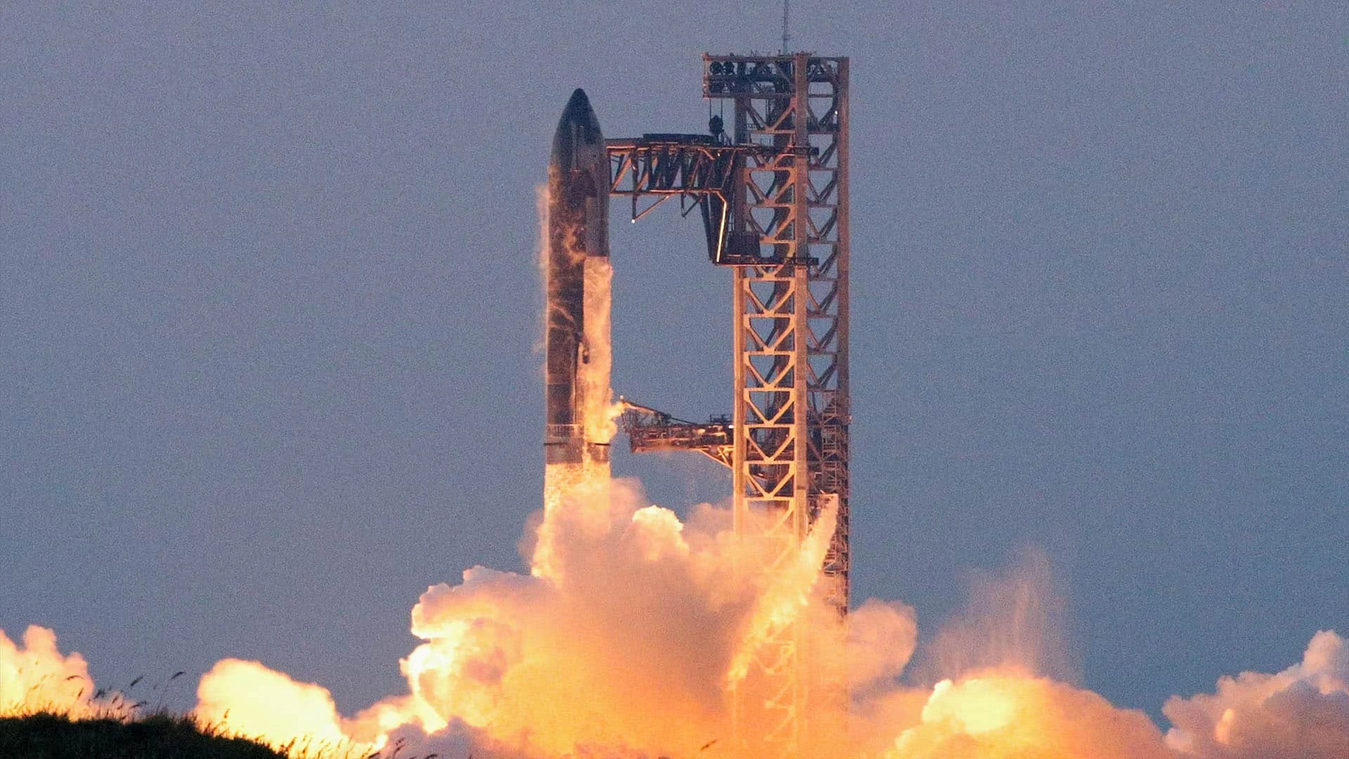 Успешный испытательный полет корабля Starship компании SpaceX Илона Маска  — историческое событие для космической отрасли. Фото: REUTERS/Kaylee Greenlee Beal