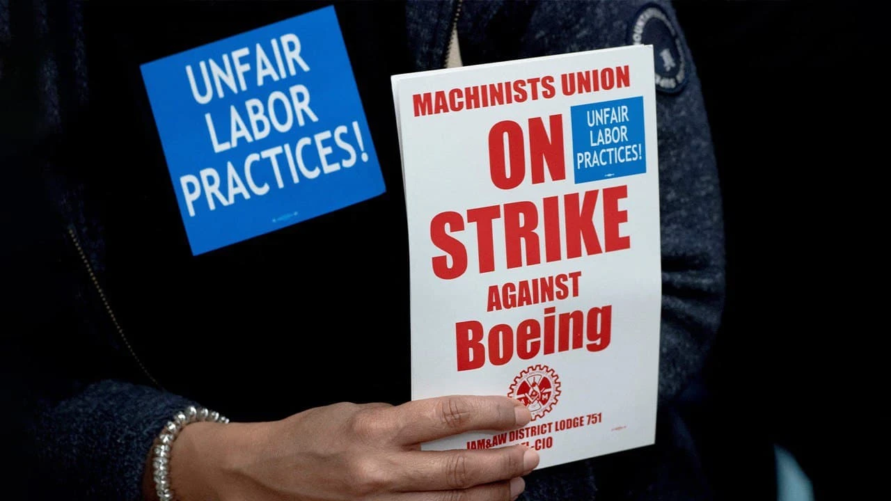 Бастующие сотрудники Boeing требуют увеличить зарплату на 40% и восстановить пенсионное обеспечение / Фото: Reuters/David Ryder