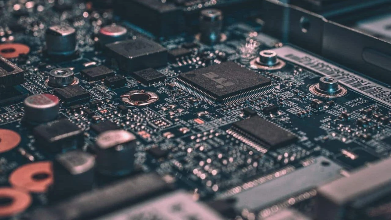 Аналитик Bernstein понизил целевую цену акций ASML, но сохранил позитивный прогноз по восстановлению их стоимости в 2026 году / Фото: Unsplash/Alexandre Debiève