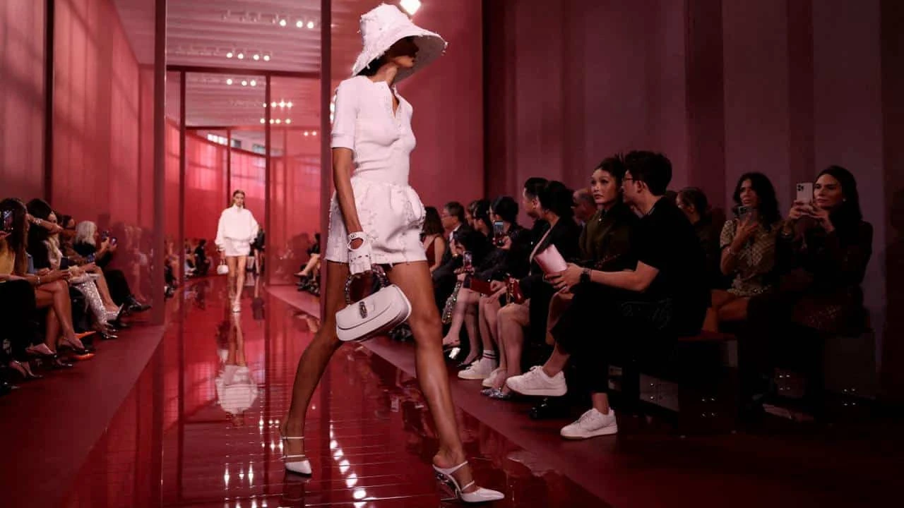 Спад спроса на люкс в Китае осложняет оздоровление бренда Gucci — главного в портфеле Kering / Фото: Reuters/Claudia Greco