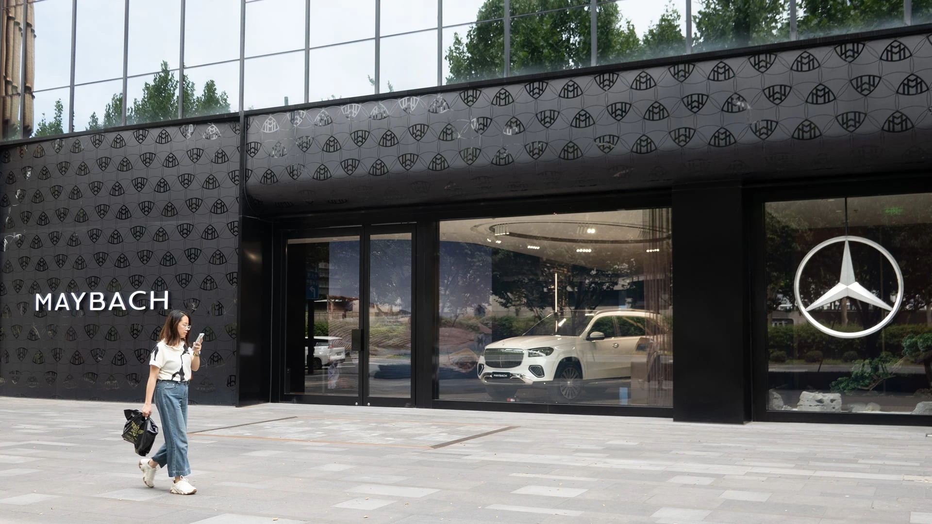 Фирменный центр Mercedes-Maybach City в Шанхае / Фото: Costfoto/NurPhoto