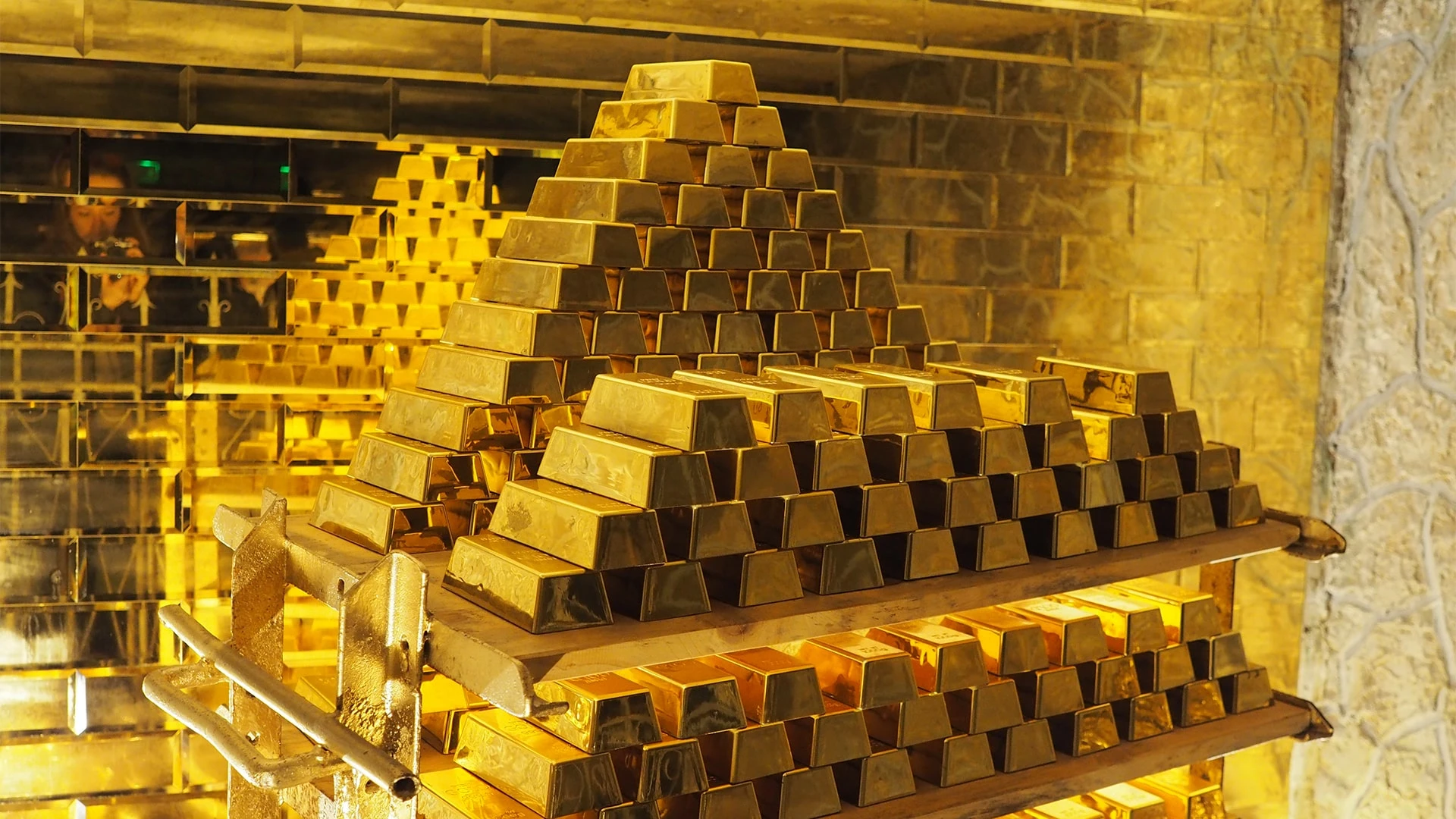 Неопределенность вокруг выборов в США и дальнейших решений ФРС по ставкам продолжает поддерживать цены на золото / Фото: Shutterstock