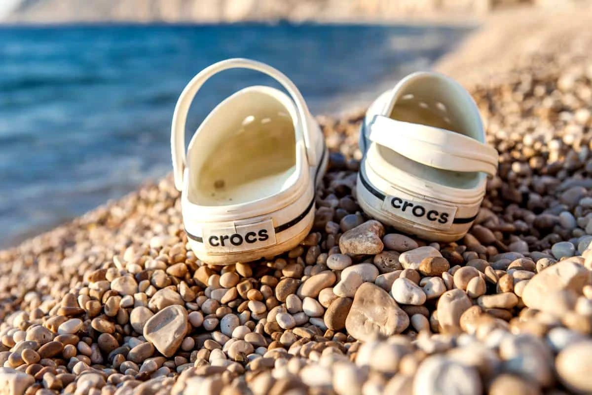 Продажи резиновой обуви Crocs растут, но результаты всей компании страдают из-за проблемного бренда HeyDude / Фото: Unsplash/Alexandra Torro