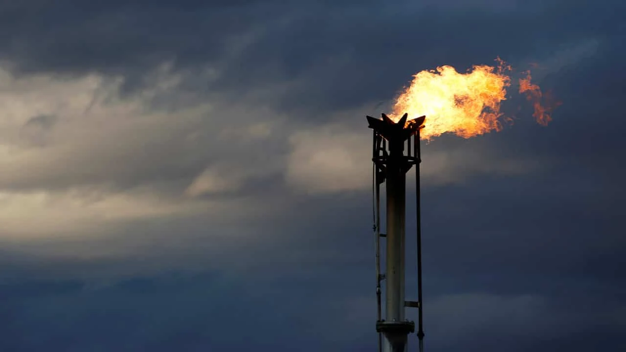 Цены на нефть отыгрывают потери понедельника, когда они обвалились на фоне умеренной атаки Израиля по Ирану / Фото: Reuters /Angus Mordant