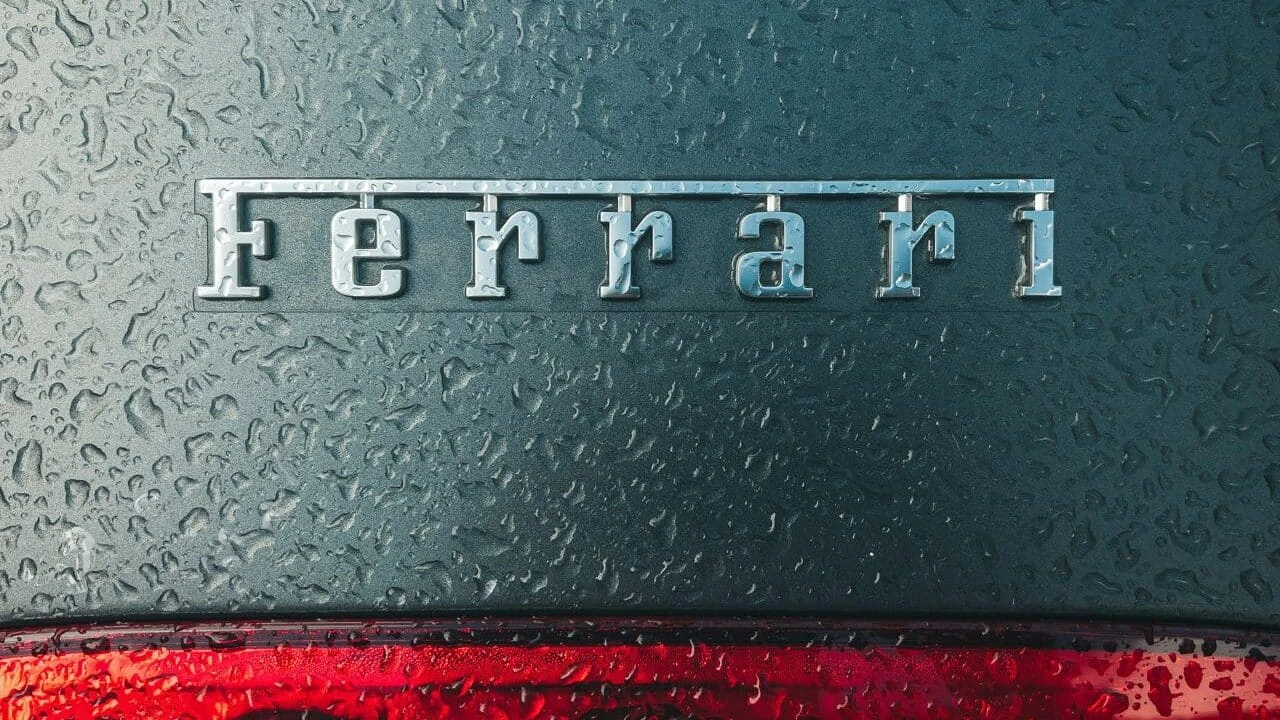 Поставки Ferrari в Китае в прошлом квартале рухнули сразу на 29% / Фото: Unsplash/Andrea De Santis