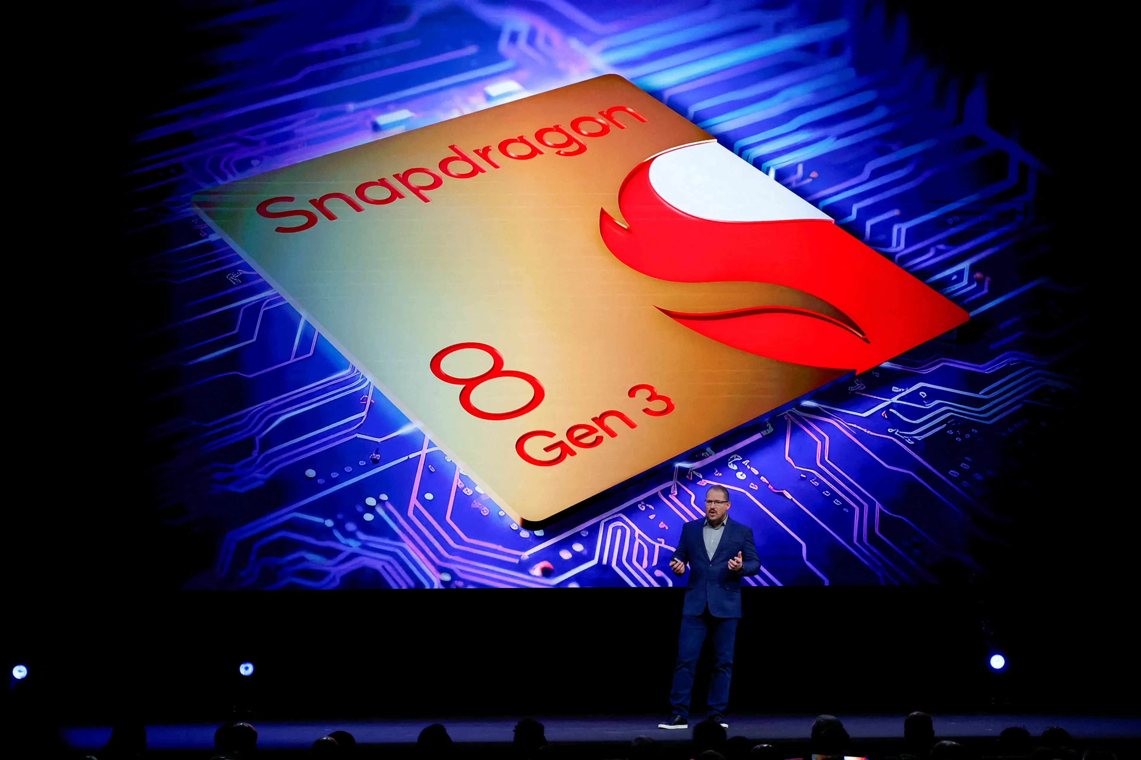 В октябре Qualcomm представил топовый процессор Snapdragon 8 Elite для моделей 2025 года и прогнозирует хорошие продажи / Фото: REUTERS/Albert Gea