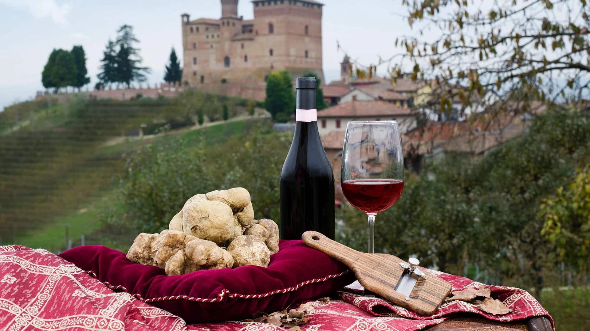 Пьемонт известен своими винами бароло и белым трюфелем, который часто называют «золотым». Фото: shutterstock