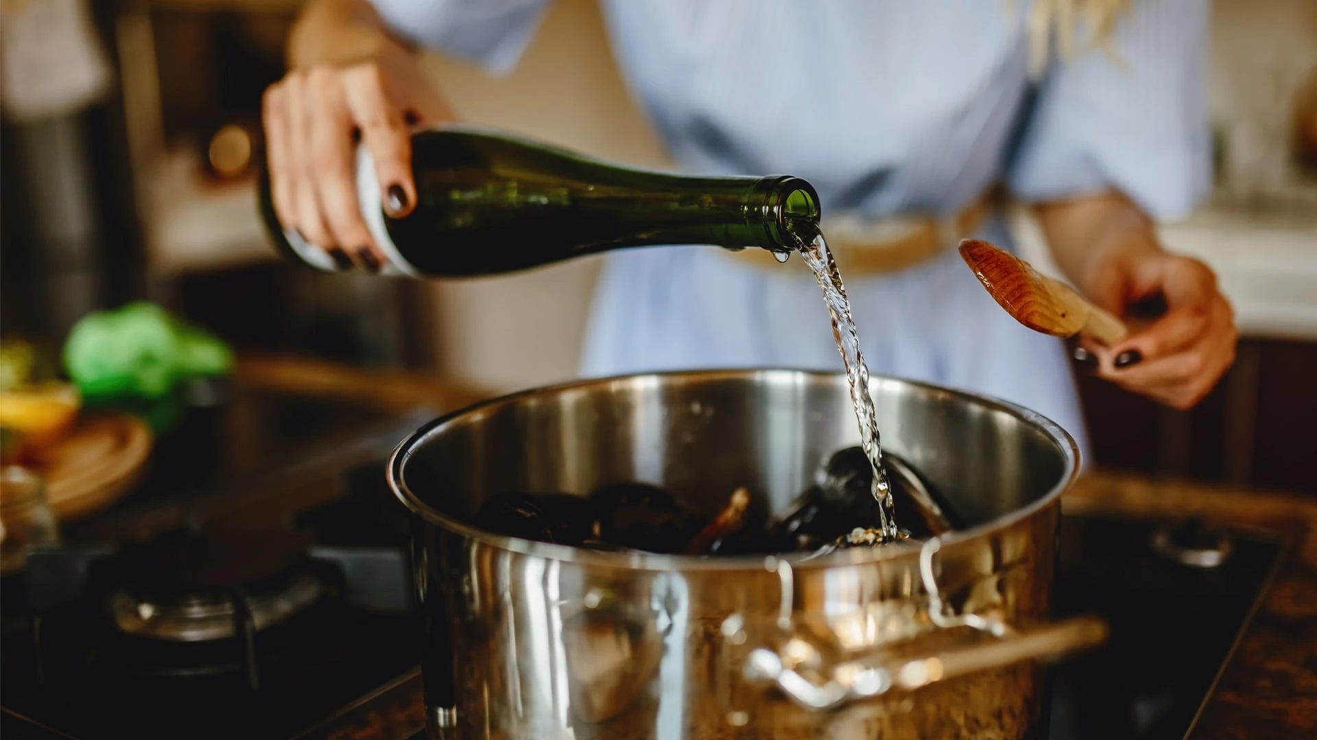 Вино для приготовления лучше выбирать из того же региона, откуда родом рецепт. Фото: shutterstock