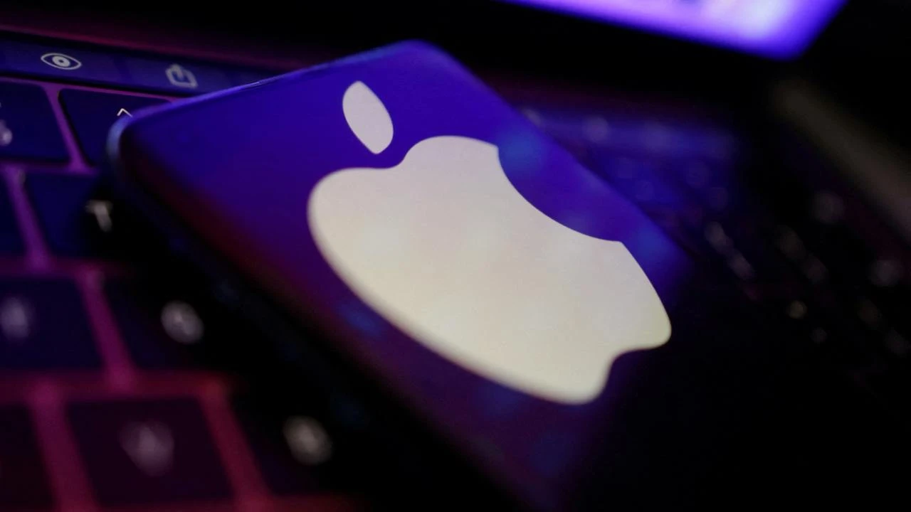 Акции Apple ждет рост в 2025 году благодаря развитию ИИ, который поможет увеличить продажи iPhone, считает Evercore / Фото: Reuters/Dado Ruvic
