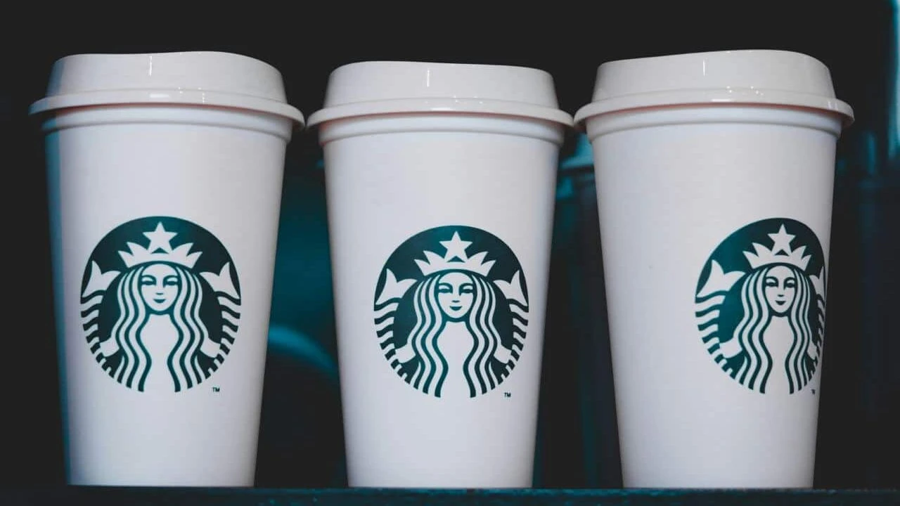 Аналитик Redburn Atlantic рекомендует продавать акции Starbucks / Фото: Unsplash/ kevs
