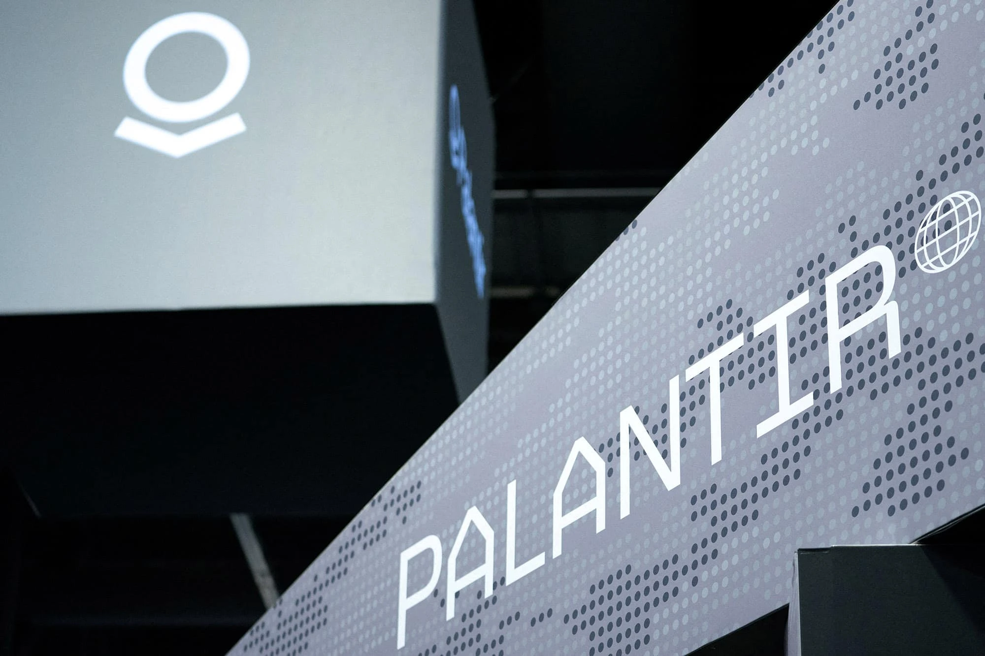 Palantir вышел в лидеры роста индекса S&P 500, а теперь планирует попасть в индекс высокотехнологичных компаний Nasdaq 100 / Фото: Reuters/Nathan Howard