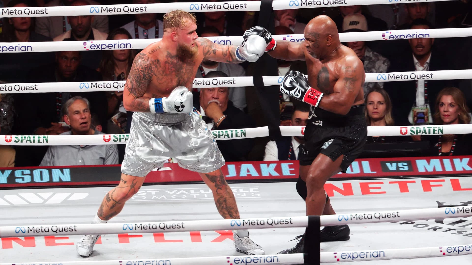 Легендарный боксер Майк Тайсон проиграл Джейку Полу в своем первом за 19 лет  профессиональном поединке. Фото: USA TODAY Sports via Reuters Connect
