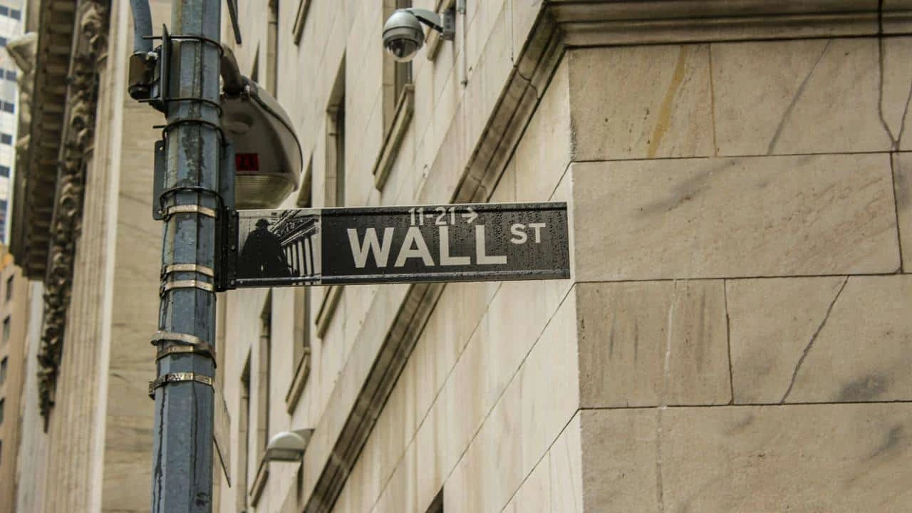 Инвесторы стали продавать акции и покупать защитные активы из-за опасений обострения конфликта России и Украины / Фото: Usplash/Sophie Backes