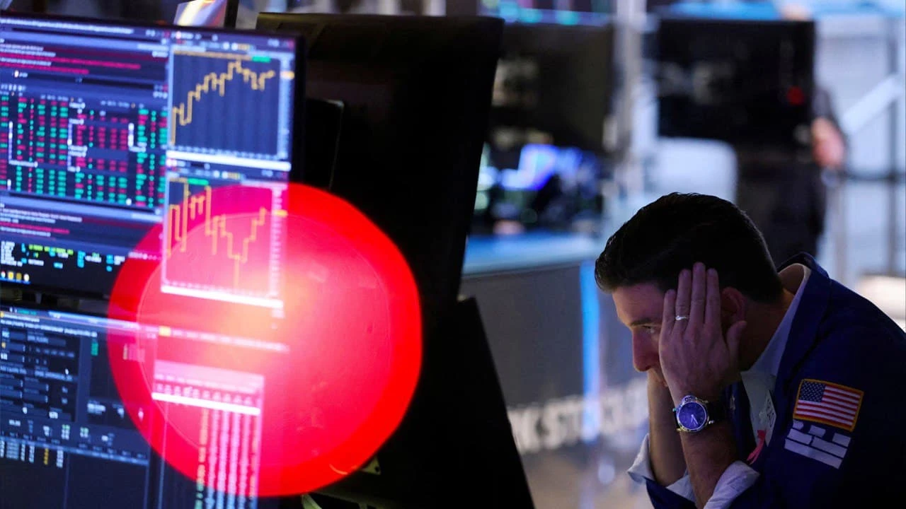 Европейские акции и фьючерсы на основные американские индексы акций упали, а нефть и золото выросли после нового обострения конфликта между Россией и Украиной /Фото: Reuters/Andrew Kelly