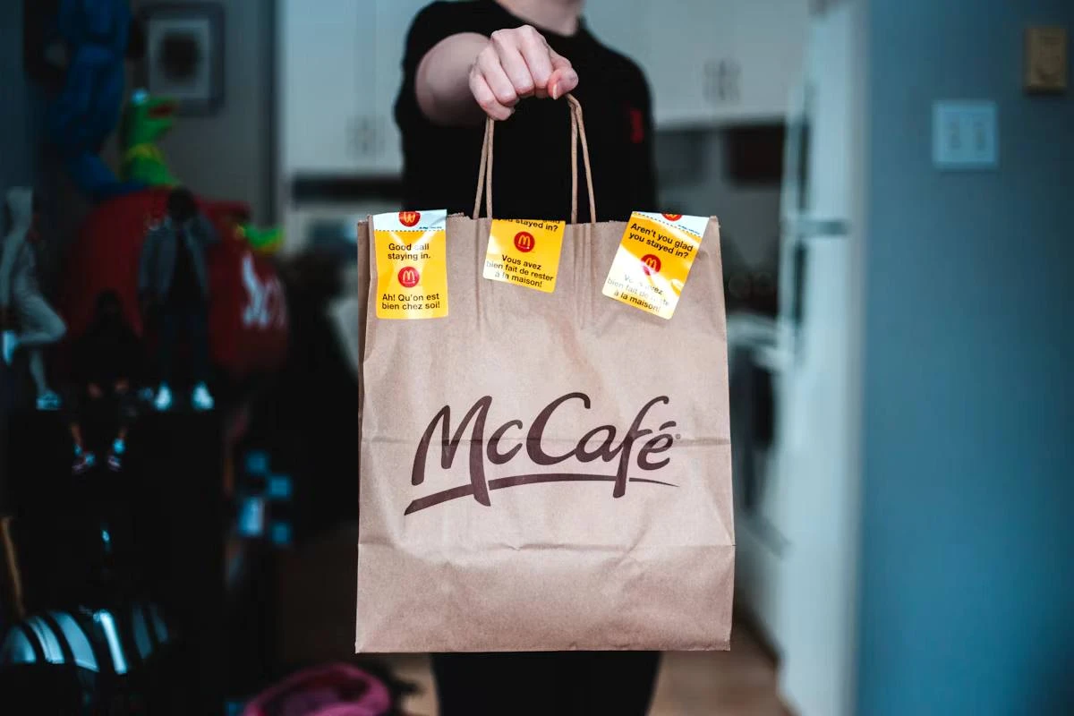 McDonald’s рассчитывает, что обеды за $5 помогут вернуть посетителей в его рестораны / Фото: Unsplash / Erik Mclean