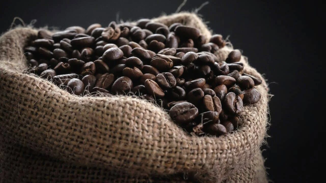 Фьючерсы на кофе достигли максимума за 27 лет из-за опасений по поводу урожая / Фото: Unsplash/ Tina Guina