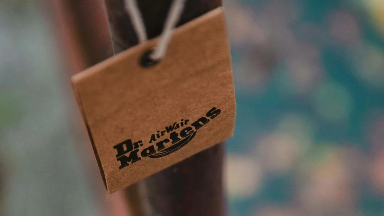 Котировки Dr. Martens взлетели после отчета о выручке, которая превысила прогноз, и сокращении долга более чем на четверть / Фото: Unsplash/Kilian Seiler