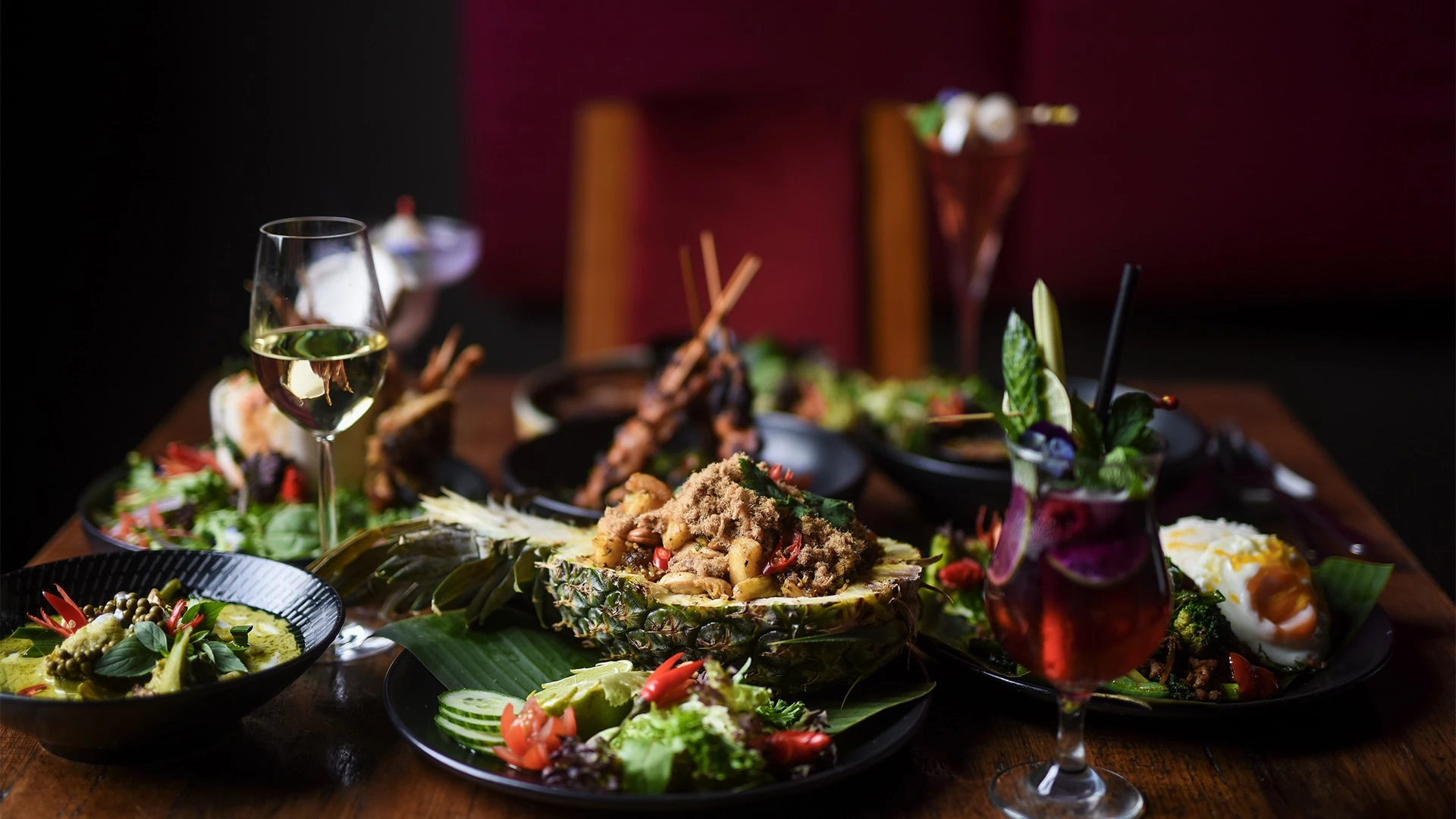 В Таиланде нет традиций виноделия, но это делает эксперименты с сочетаниями вина и тайской еды более интересными. Фото: shutterstock