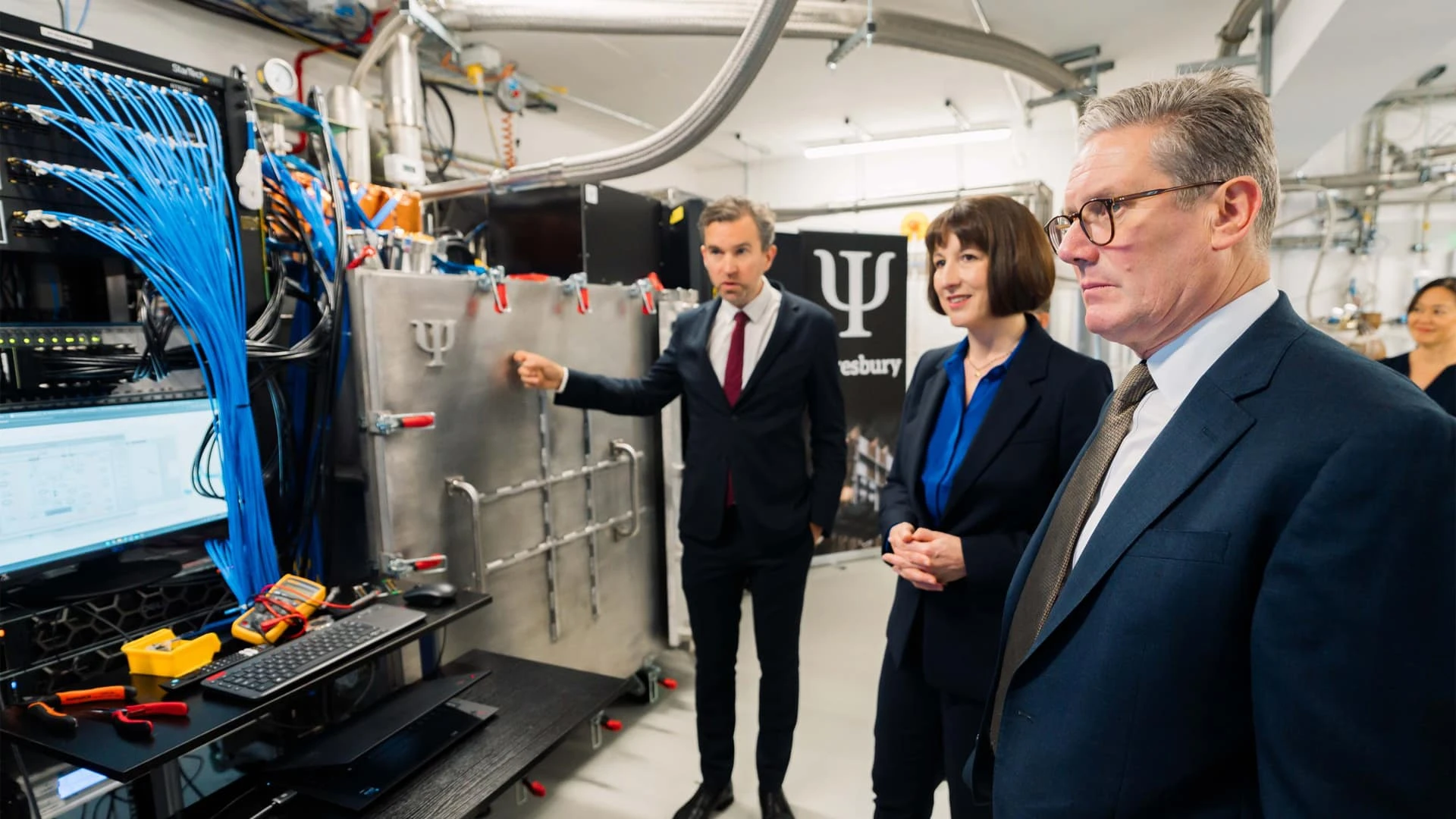 В этом году одну из площадок компании PsiQuantum, работающей над созданием практически полезного квантового компьютера, посетили премьер Великобритании Кит Стармер и канцлер казначейства Рэйчел Ривз. Фото: psiquantum.com