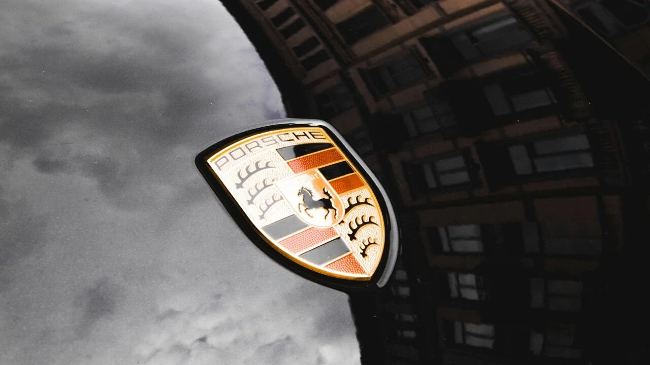 Аналитики Barclays пересмотрели свои рейтинги для двух ведущих немецких автопроизводителей/ Фото: Unsplash/ Alvaro Polo