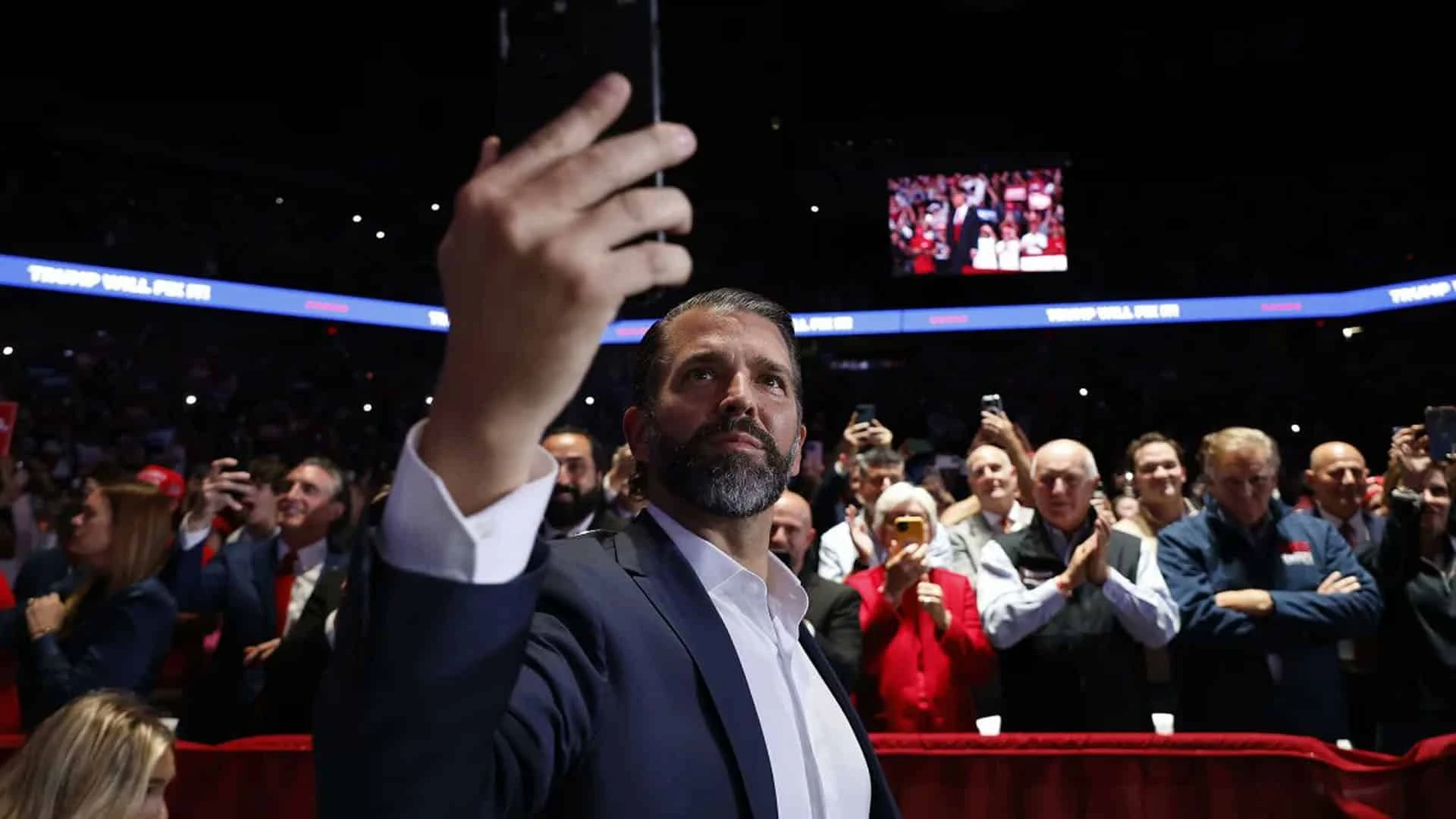 Сын избранного президента Дональд Трамп-младший (на фото – в центре) вошел в совет директоров PSQ Holdings / Фото: x.com/MattEganCNN