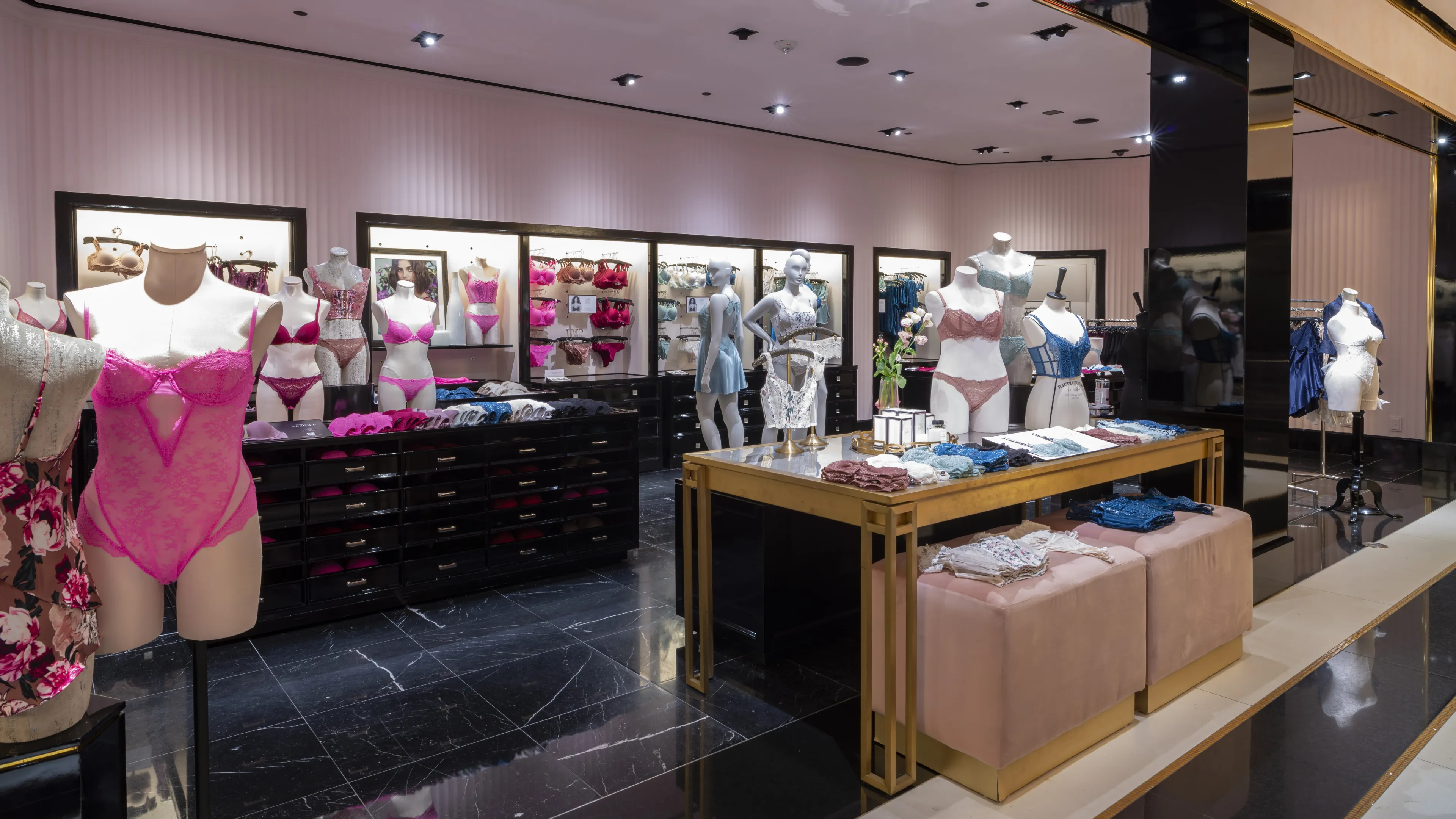 Продажи Victoria’s Secret на международных рынках выросли более чем на 20% в третьем квартале / Фото: Victoria’s Secret