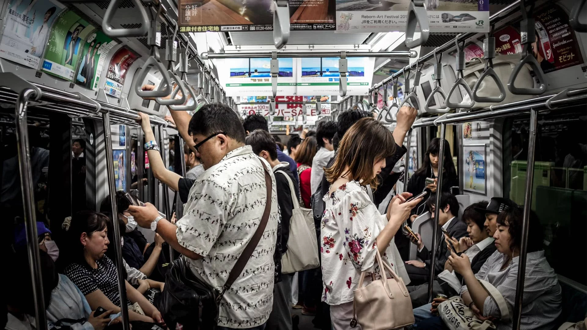 Brain rot означает ухудшение когнитивных навыков из-за постоянного потребления информации сомнительного свойства, особенно в соцсетях. Фото: Hugh Han/unsplash