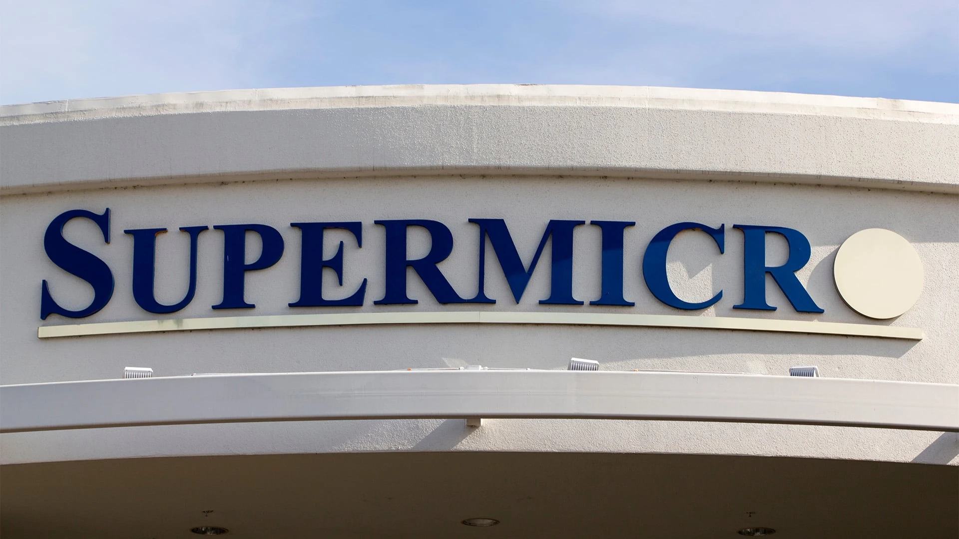 Super Micro получила отсрочку, которая позволит ей не допустить делистинга своих акций с Nasdaq / Фото: Shutterstock