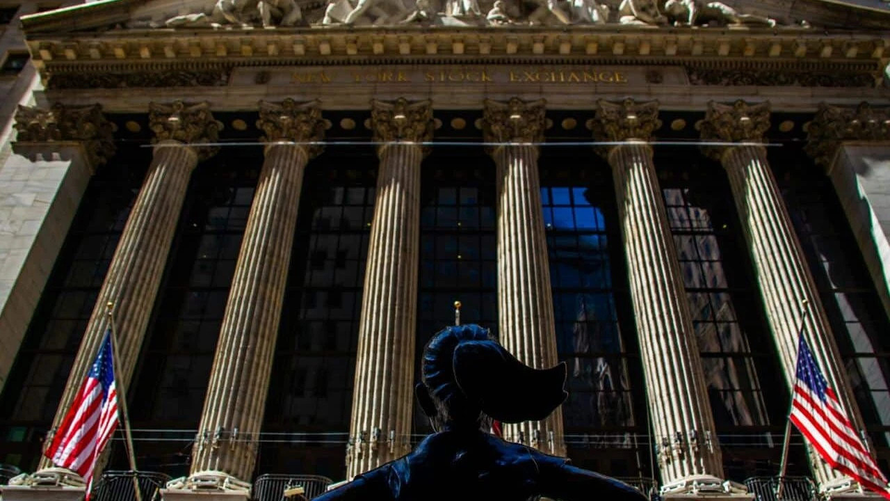 Fundstrat считает, что 2025 год будет менее выгодным для инвесторов, чем 2023 и 2024 / Фото: Unsplash/Jimmy Woo