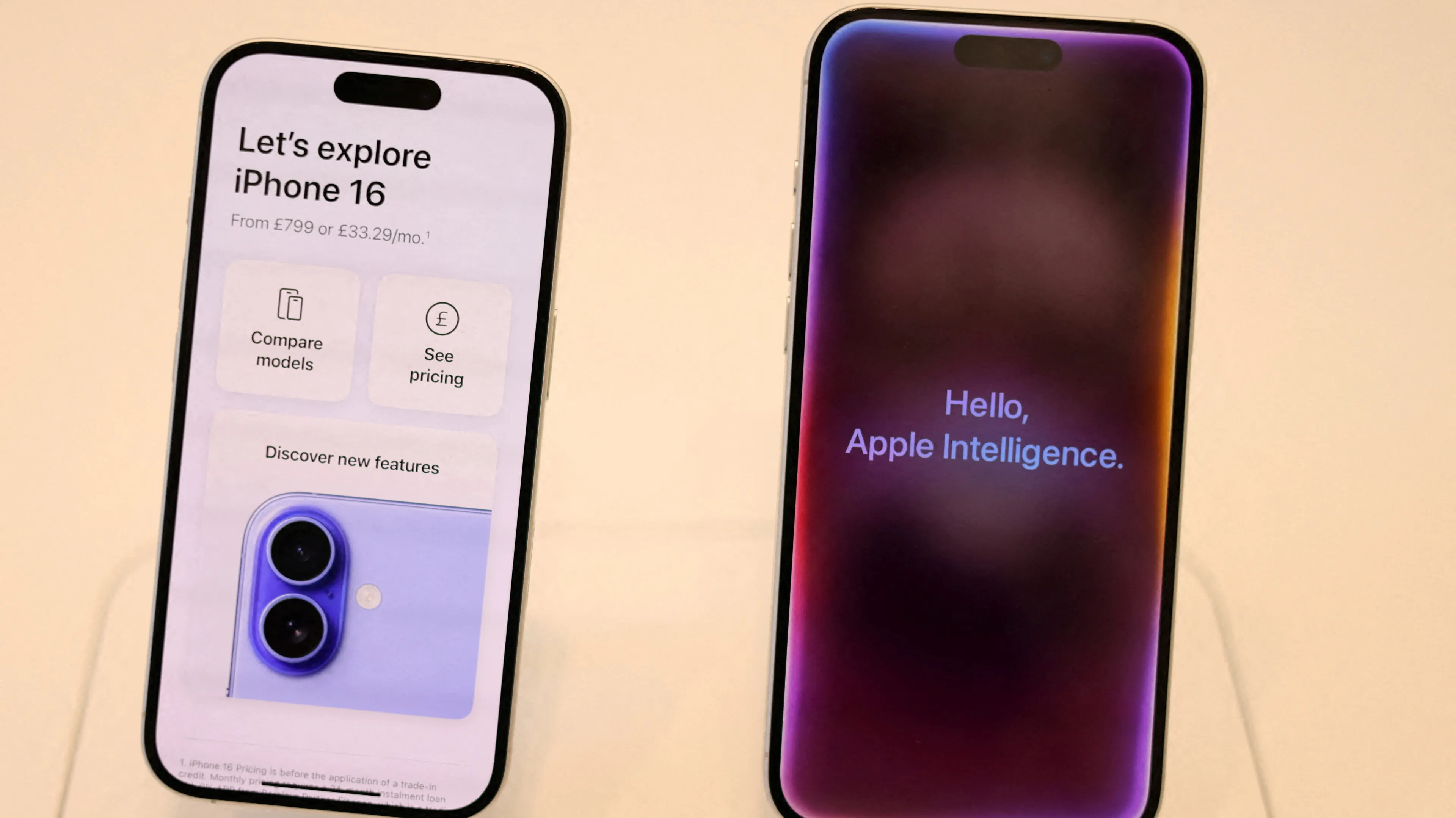 Apple выпустила обновление, в котором голосовой помощник Siri ищет ответы на сложные вопросы с помощью чат-бота ChatGPT от OpenAI / Фото: Reuters/Hollie Adams