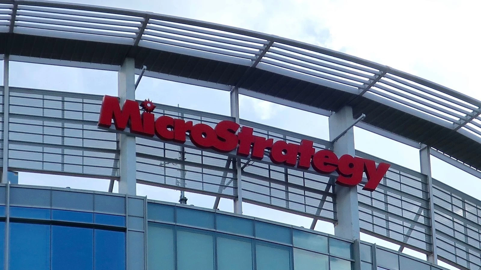 Акции MicroStrategy ожидает мощное ралли, если компания будет включена в индекс Nasdaq 100, считает Fundstrat / Фото: Shutterstock