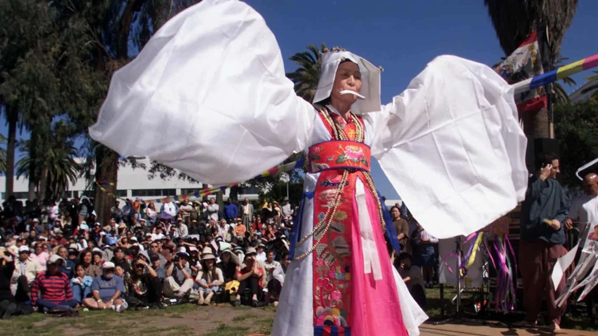 Корейский шаманский ритуал в парке Лафайет в Лос-Анджелесе. Фото: Lawrence K. Ho/Los Angeles Times via Getty Images