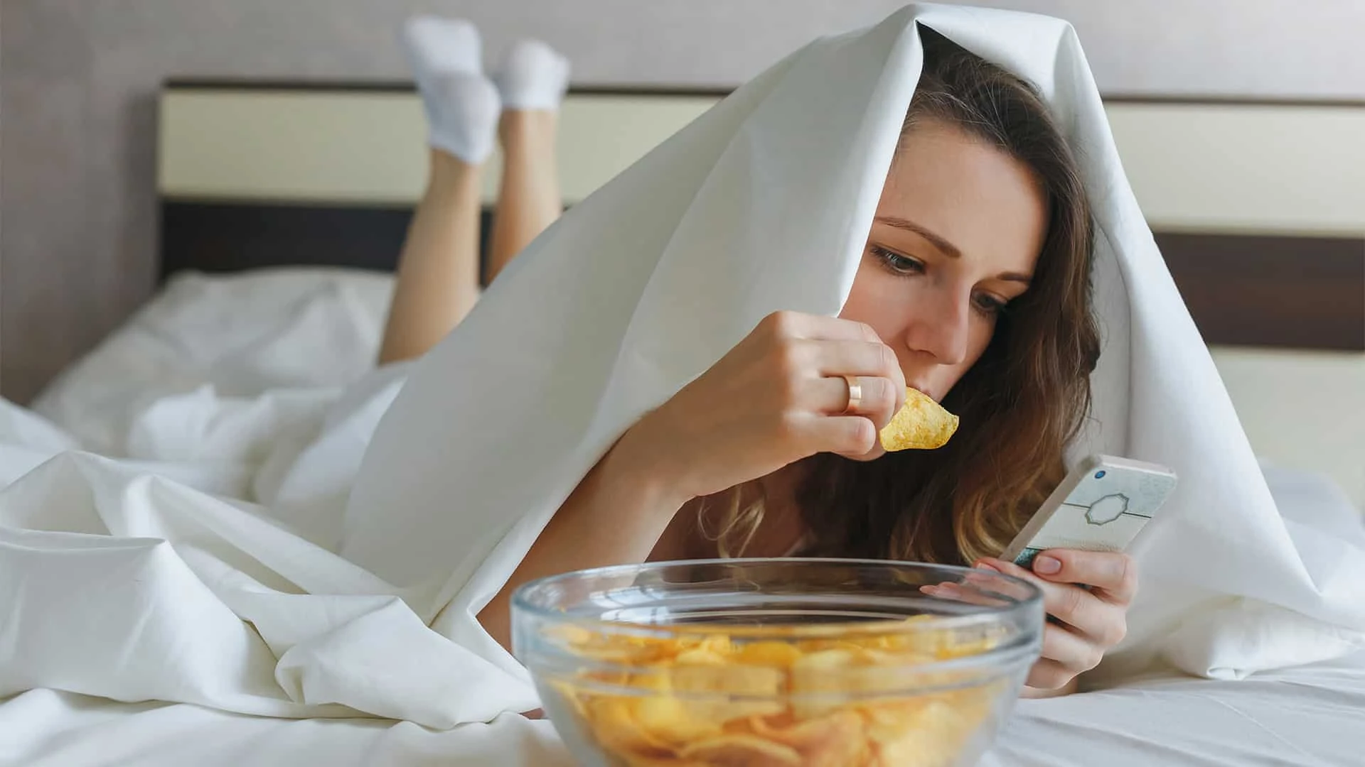 Трендом 2025 года станет терапевтическая лень — люди, вымотанные стрессом, будут валяться в кровати весь день, чтобы восстановить силы. Фото: shutterstock