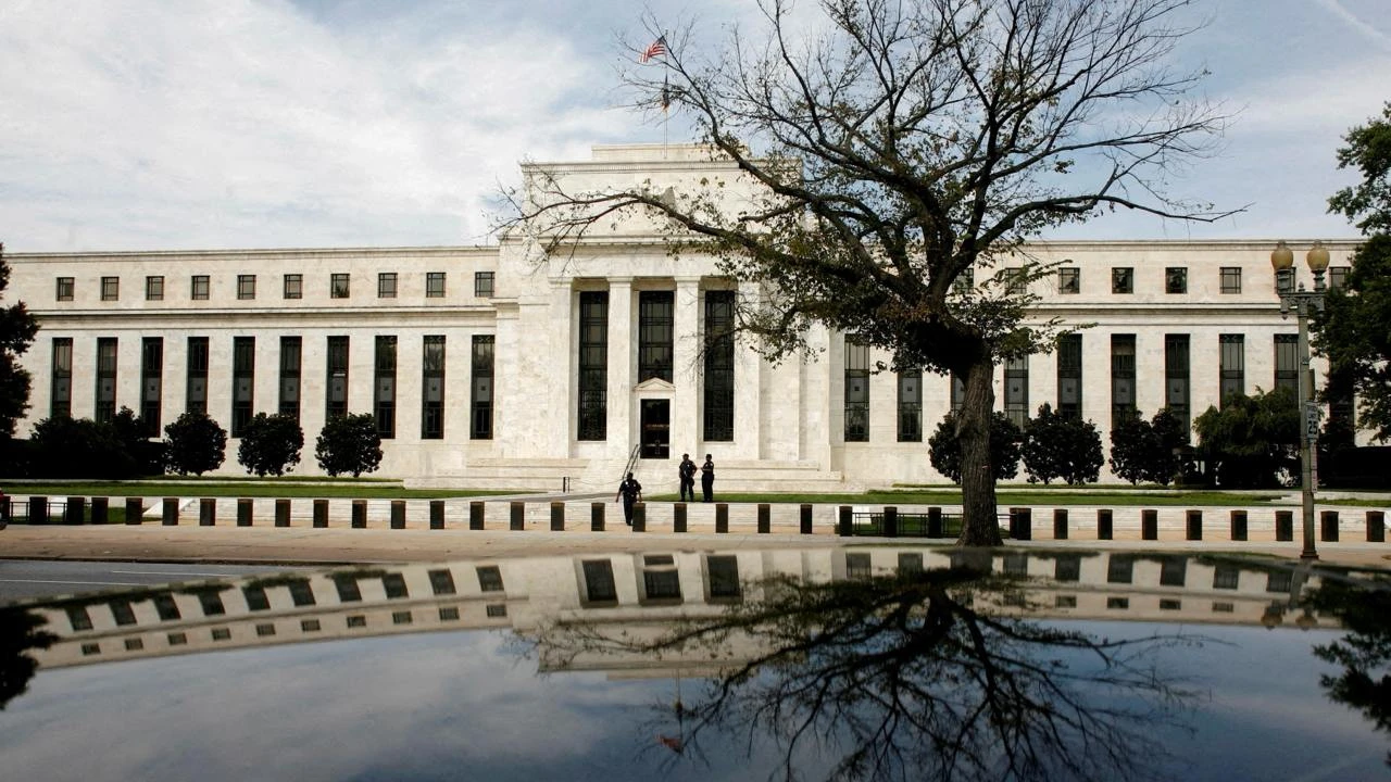 ФРС США снизит ставку на заседании в декабре на 25 базисных пунктов, считает Уолл-стрит / Фото: Reuters/Jim Young