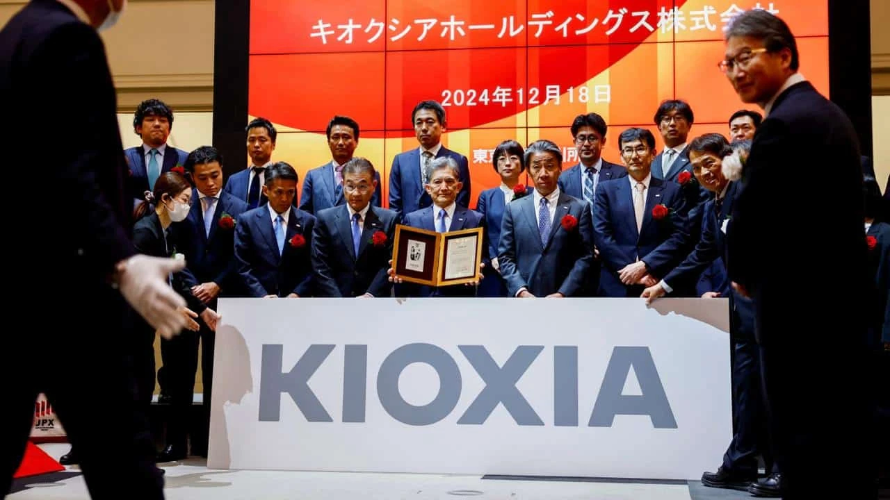 Kioxia в ходе IPO продала акции по цене, которая оказалась посередине заявленного ранее диапазона / Фото: Reuters/Issei Kato