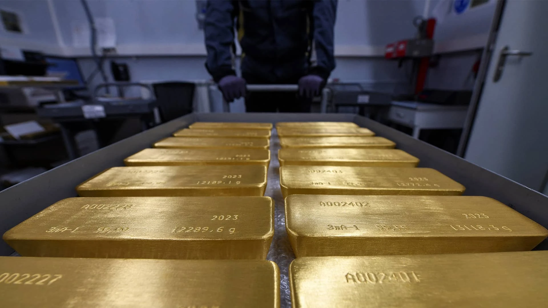 В 2024 году цены на золото росли самыми быстрыми темпами с 2010 года / Фото: REUTERS/Alexander Manzyuk