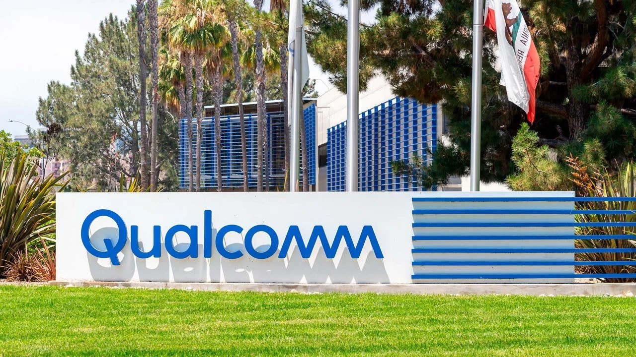 Акции Qualcomm выросли после того, как суд признал, что компания не нарушила лицензию Arm на чиповые технологии / Фото: Shutterstock
