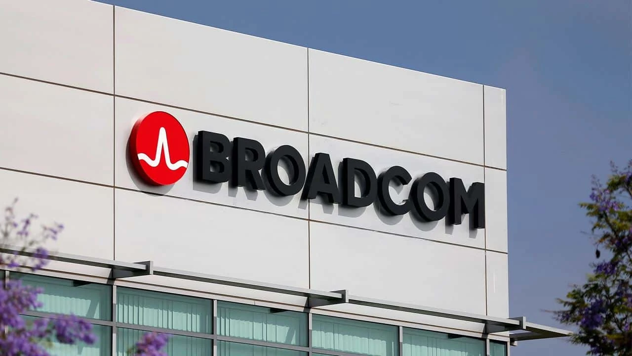 UBS прогнозирует, что благодаря выручке Broadcom от ИИ акции компании в 2025 году вырастут еще почти на четверть/ Фото: REUTERS/Mike Blake