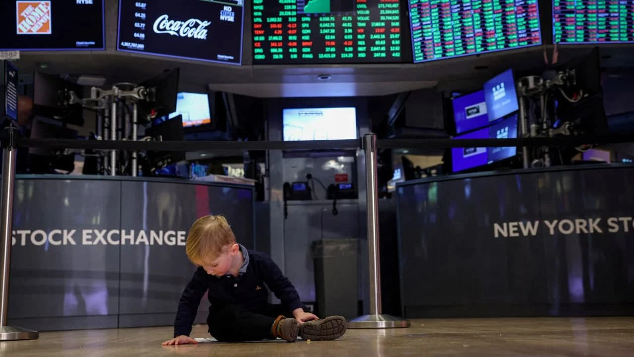 В канун Рождества торги в США завершатся на три часа раньше обычного / Фото: Reuters/Brendan McDermid