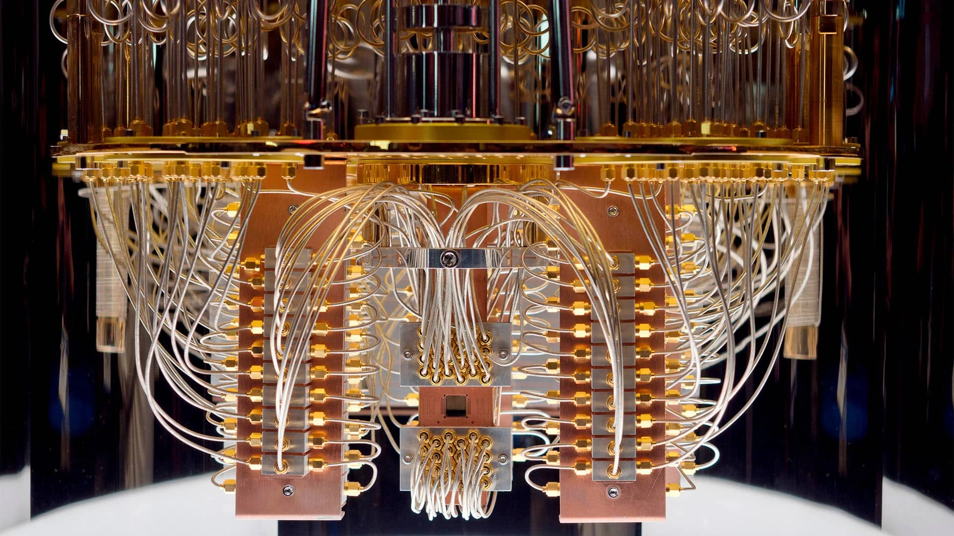 Успехи квантовых вычислений породили опасения, что их развитие обрушит рынок криптовалют / Фото: Shutterstock (на фото — квантовый компьютер IBM Quantum System One)