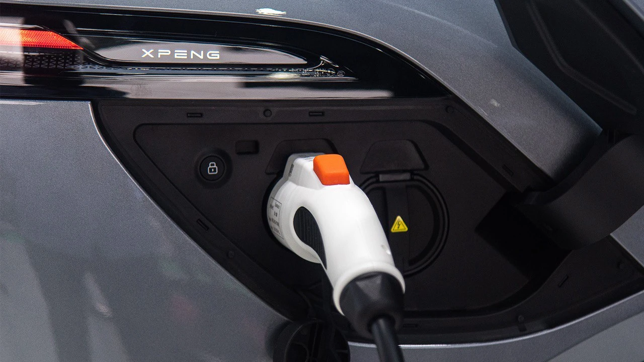 XPeng и Volkswagen объединят сети своих заправок для электрокаров в Китае / Фото: REUTERS/Peerapon Boonyakiat