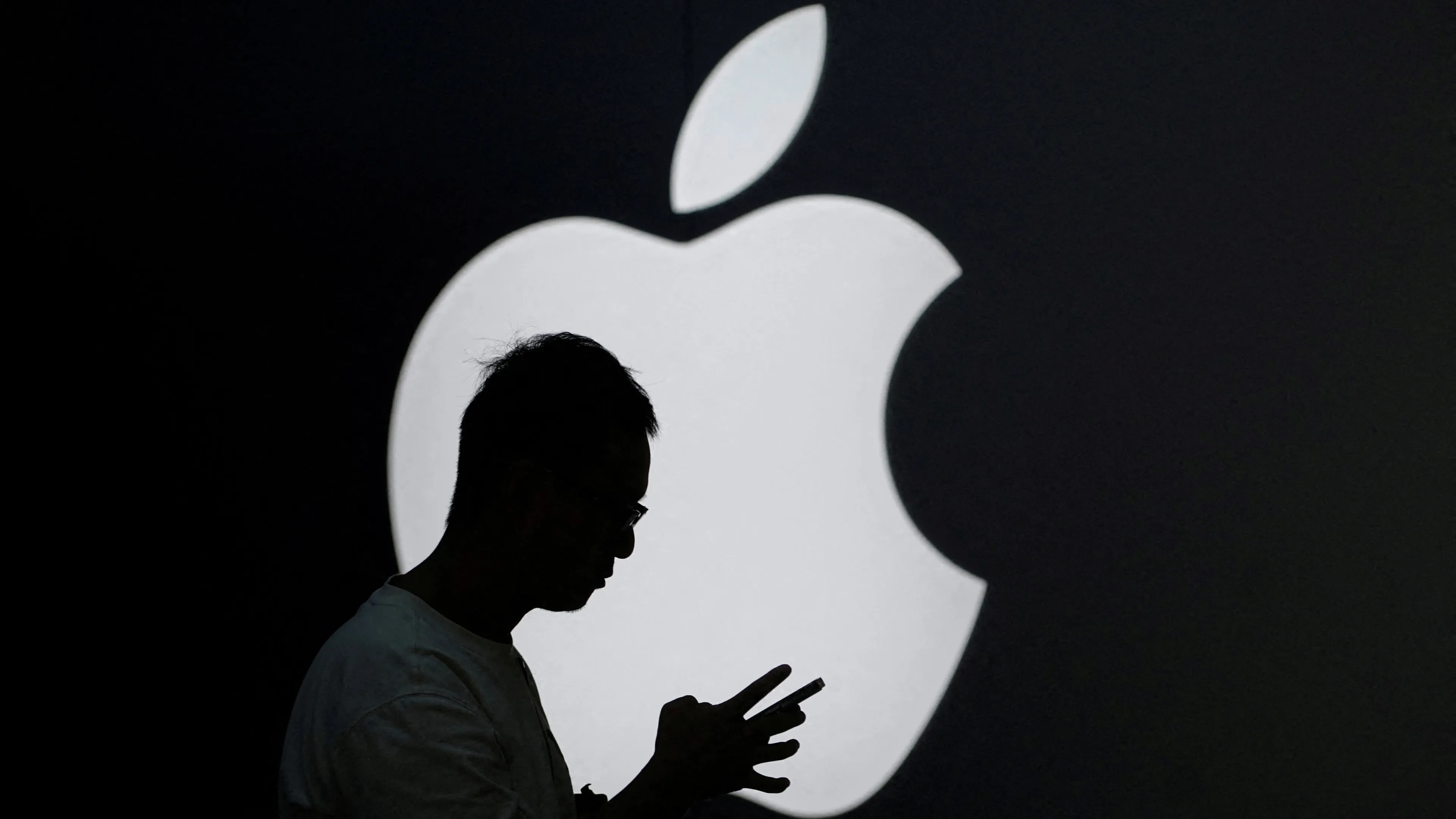 MoffettNathanson считает акции Apple переоцененными и ожидает их падения на 23% / Фото: Reuters/Aly Song
