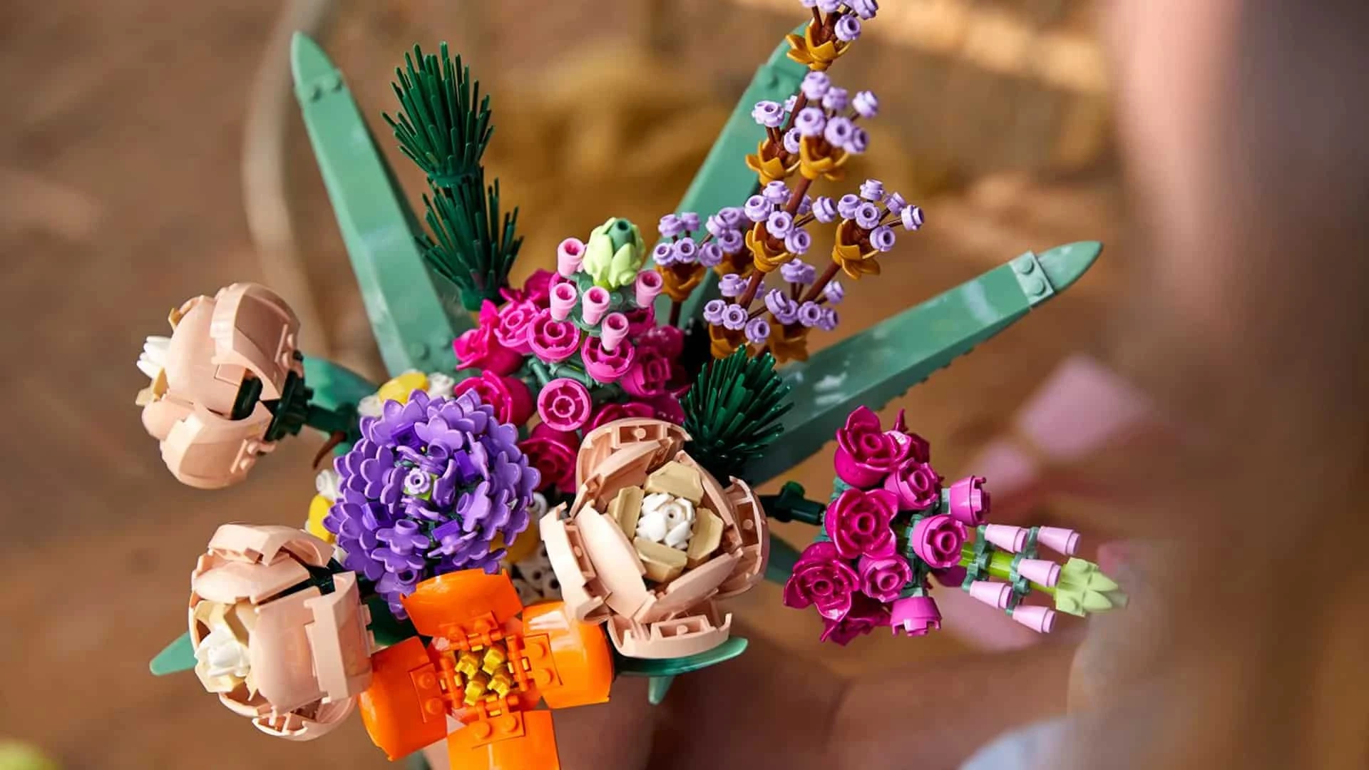 Пластмассовые цветы стали одним из самых заметных продуктов Lego для взрослых. Фото: ahsan.co.za
