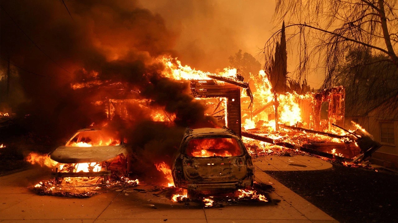 По официальным данным, к четвергу огонь уничтожил около 10 тыс. строений, сообщила FT / Фото: Reuters/David Swanson