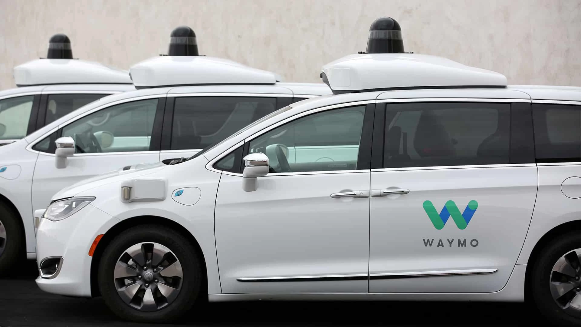 В США безусловный лидер на рынке беспилотных автомобилей — принадлежащая Alphabet компания Waymo. Фото: REUTERS/Caitlin O’Hara
