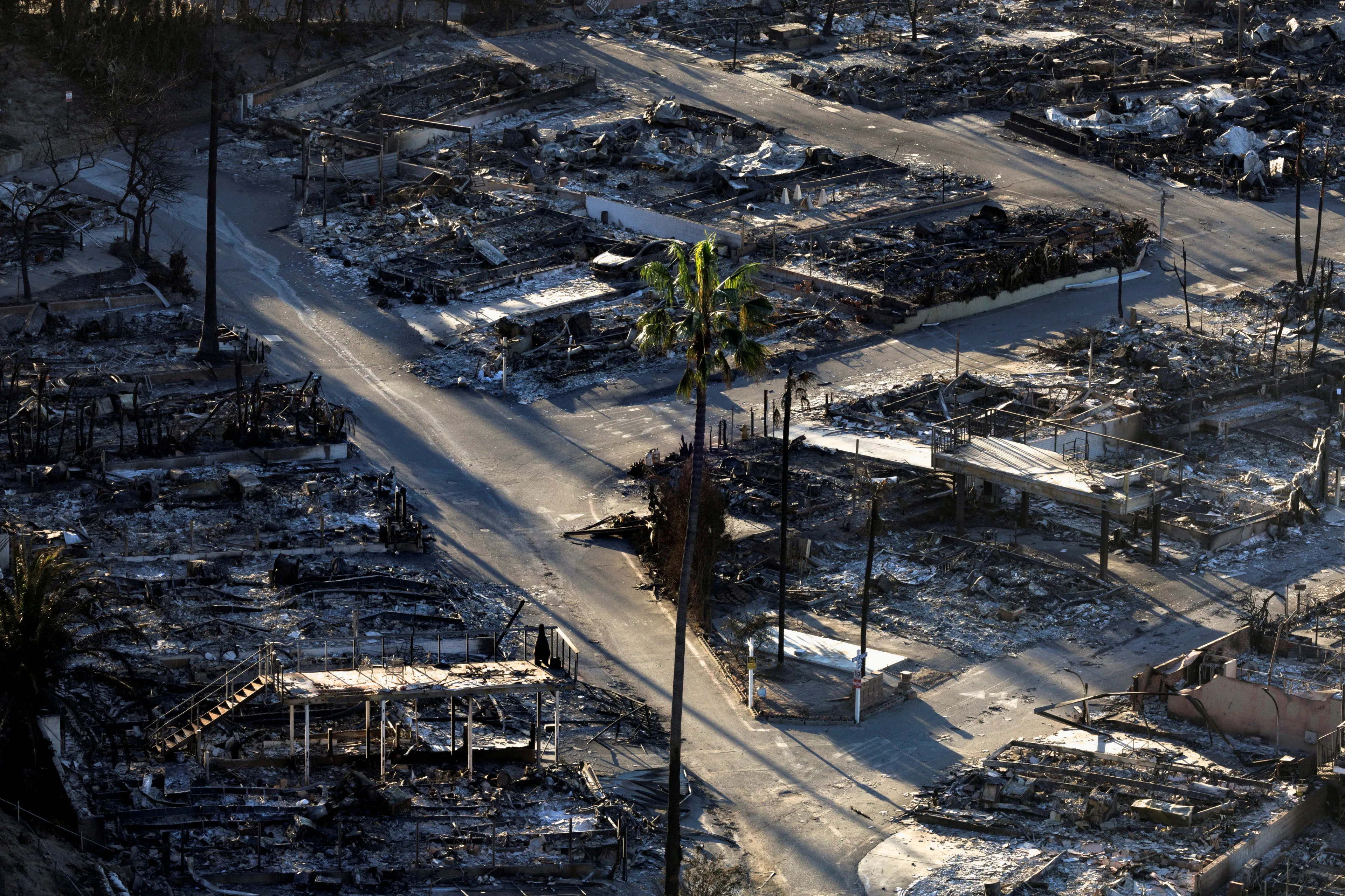 Так выглядит район Пасифик-Палисейдс в Лос-Анджелесе после пожара. Ущерб от лесных пожаров в Калифорнии в этом году оценивается в $250-275 млрд. Фото: REUTERS/Mike Blake