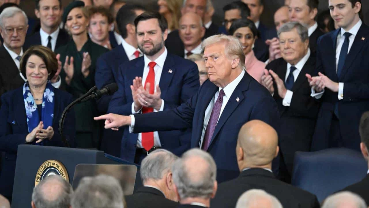 «Бог спас меня, чтобы я снова сделал Америку великой», — заявил Дональд Трамп в речи после принесения присяги / Фото: Saul Loeb/Pool via Reuters
