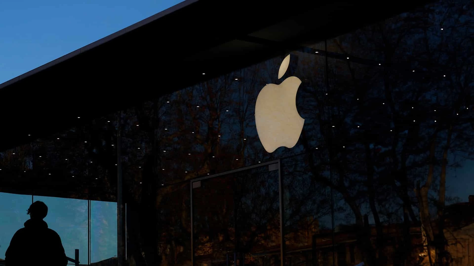 Jefferies не уверен, что потребители увидят большую пользу в ИИ на базе iPhone / Фото: REUTERS/Manon Cruz